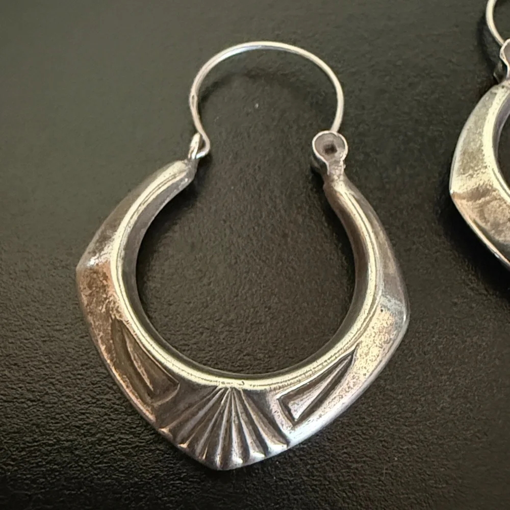 Vintage Handmade Silver Hoop Earrings with hammered detail - Picture 8 of 11